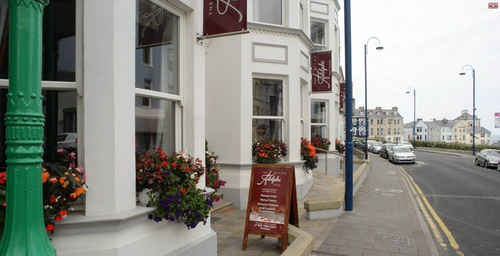 Portrush Adelphi Hotel Ngoại thất bức ảnh The exterior of the restaurant in 2007
