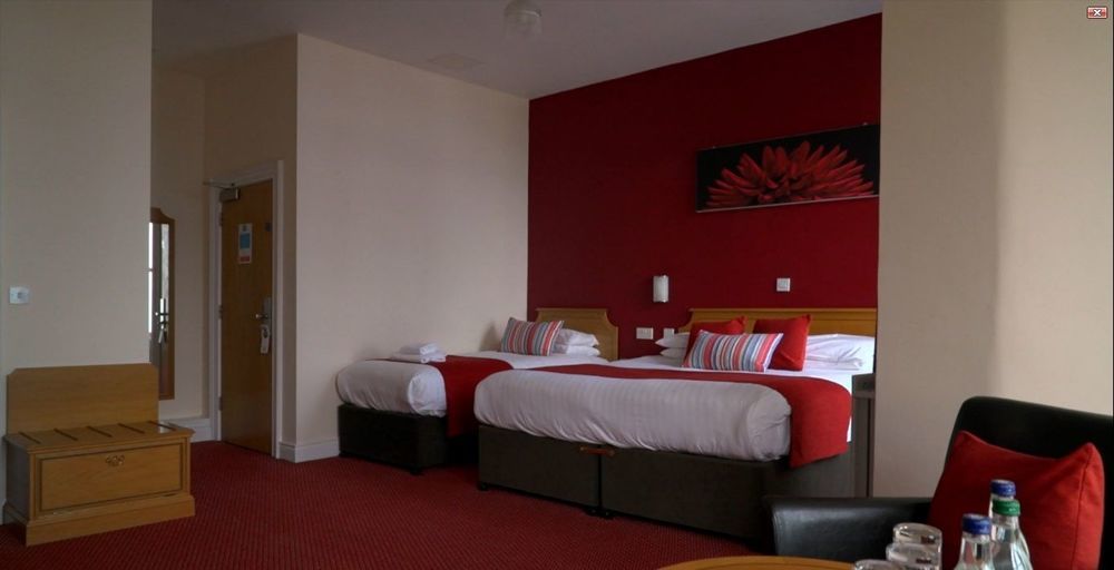 Portrush Adelphi Hotel Ngoại thất bức ảnh A typical hotel room