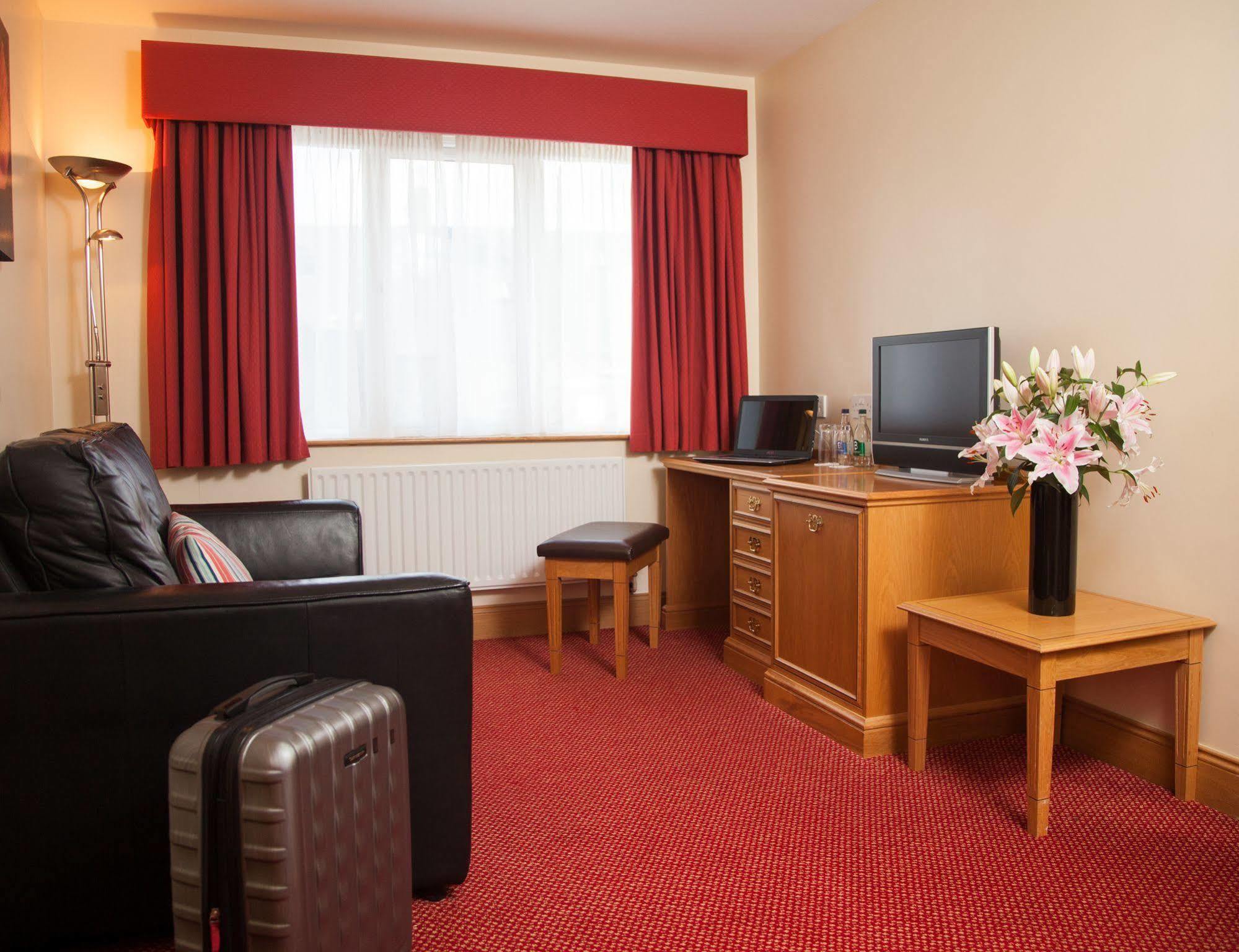 Portrush Adelphi Hotel Ngoại thất bức ảnh A typical hotel room